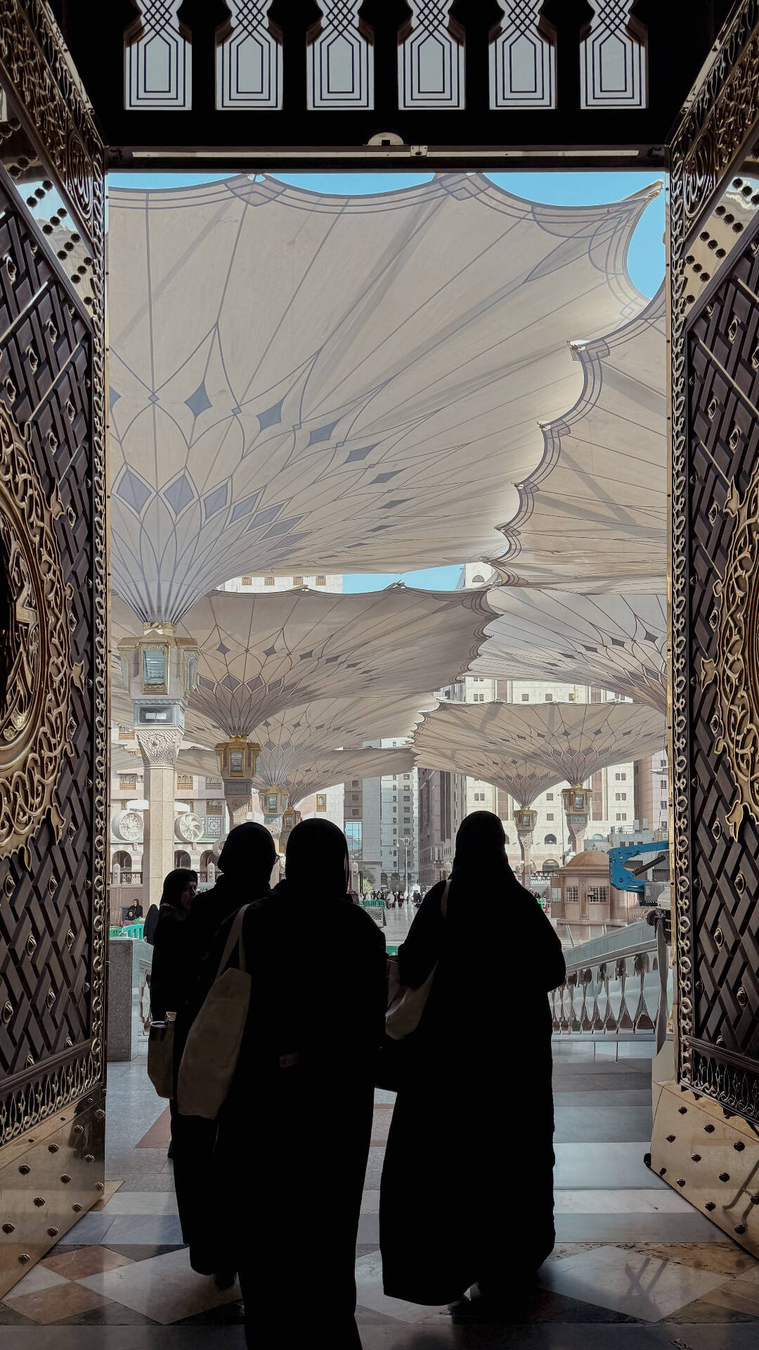 مشاركات عند أبواب المسجد النبوي
