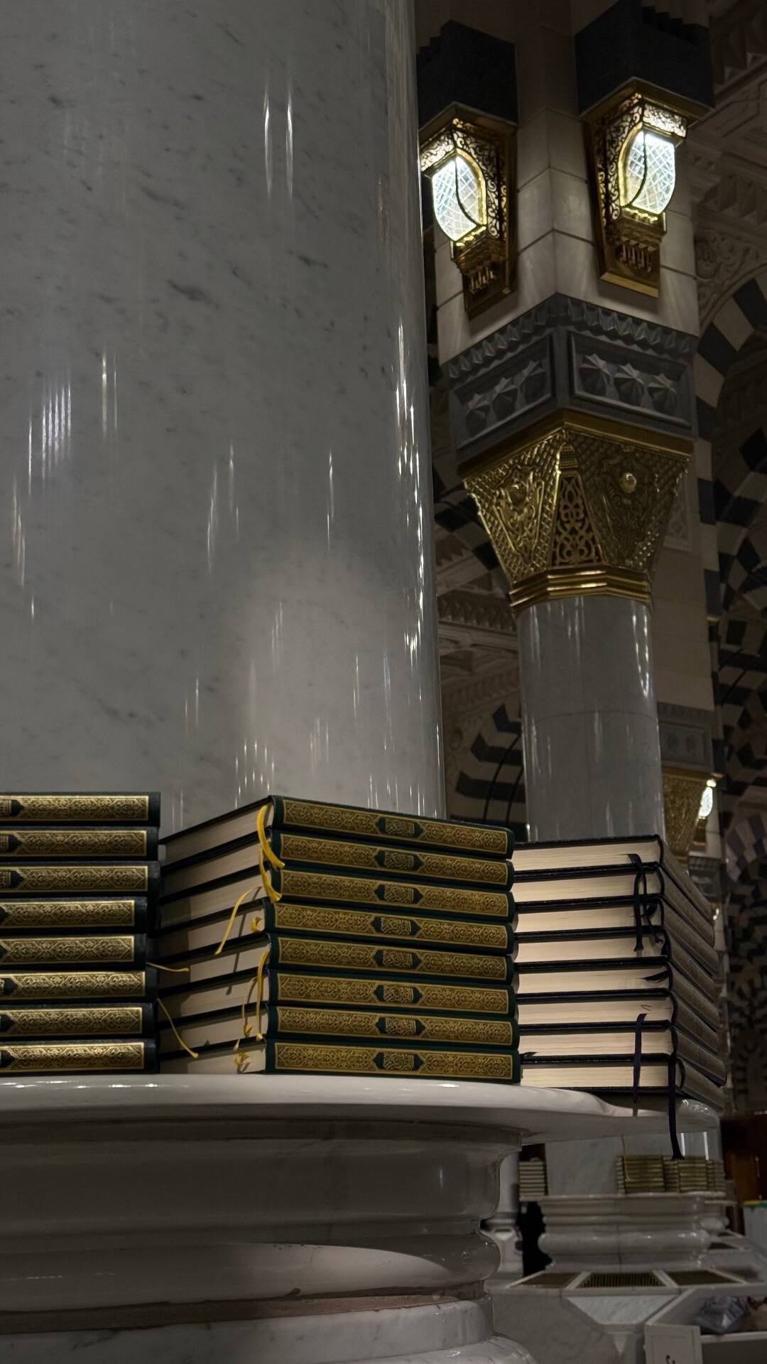 أعمدة الرخام والمصاحف داخل المسجد النبوي