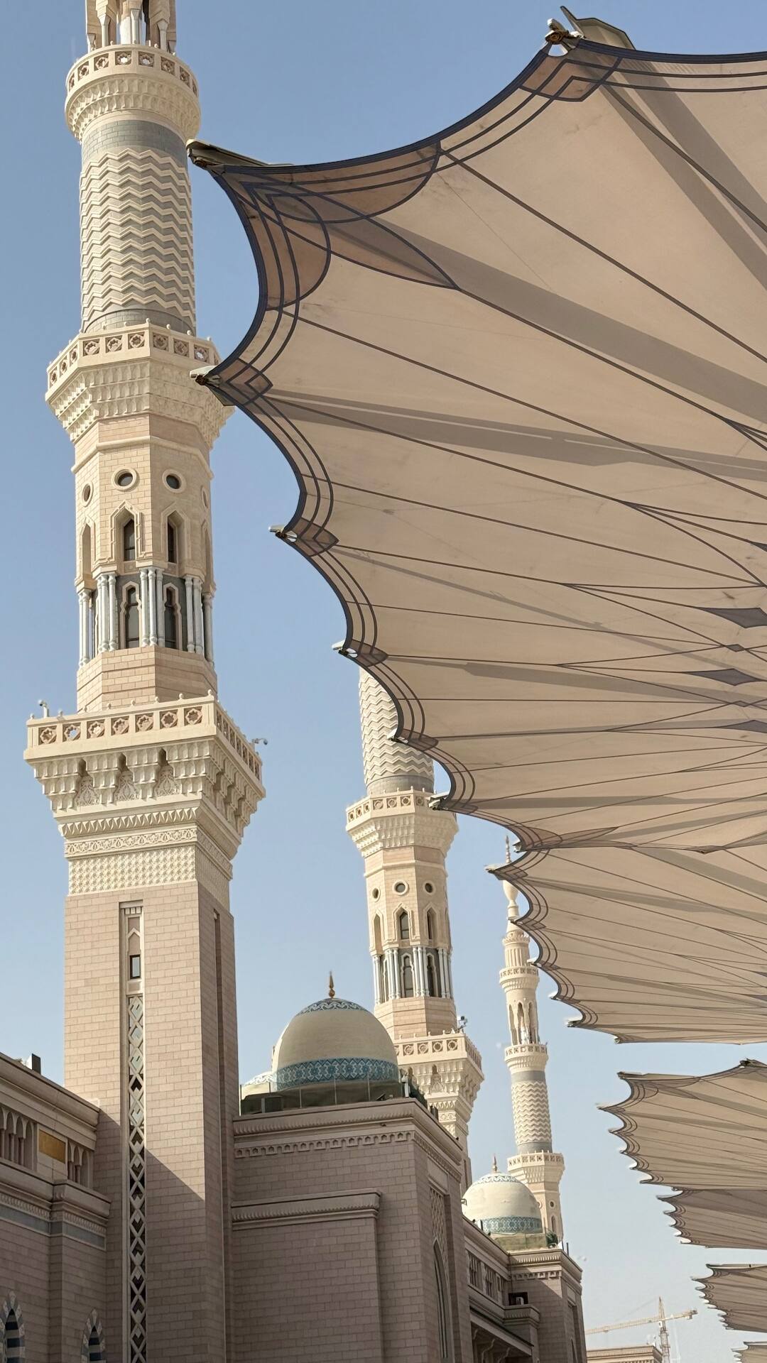 مآذن المسجد النبوي ومظلات الساحة
